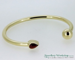 Cabachon Garnet 9ct Gold Torq Bangle